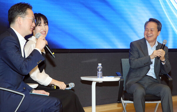 ▲신한금융지주는 1일 오전 서울 중구에 위치한 신한금융 본사에서 창립 24주년 기념 행사를 진행했다. 행사에 앞서 진행된 후원식에서 (사진 왼쪽부터) 이수현 구리종합사회복지관 팀장, 진옥동 신한금융그룹 회장, 후원 청년 김다니엘씨, 우종완 구로경찰서 여성청소년계 경사가 기념촬영을 하고 있다. ⓒ신한금융