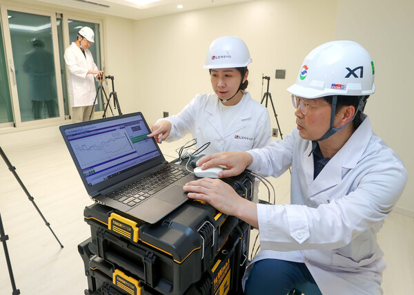 ▲GS건설과 LX하우시스가 공동개발한 ‘층간소음저감 바닥구조’를 실험하는 모습. ⓒGS건설