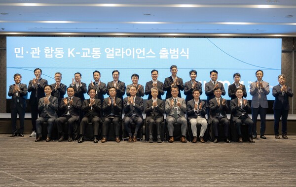 ▲기념 촬영하는 NUMA 출범식 참석자들. ⓒ티맵모빌리티