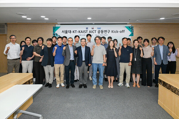 ▲2일 서울 서초구 KT 우면연구센터에서 열린 워크숍에 참석한 관계자들이 기념촬영을 하는 모습. ⓒKT