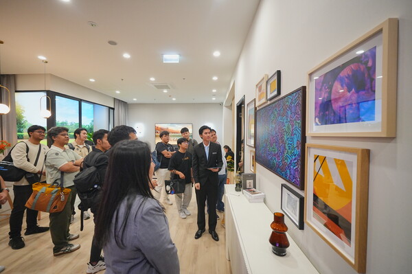 ▲태국 방콕에 위치한 삼성전자 비즈니스 익스피리언스 스튜디오(BES)를 찾은 방문객들이 '스마트홈' 콘셉트의 전시 공간에서 스마트싱스로 연결돼 한층 쉽고 편리해진 개인 맞춤형 공간을 경험하고 있다. ⓒ삼성전자