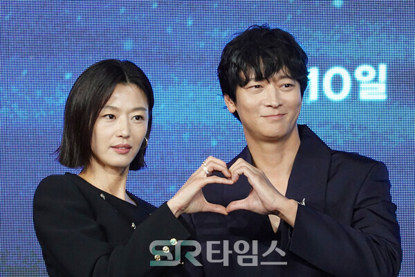 ▲'북극성' 제작발표회에 참석한 전지현(왼쪽)과 강동원. ⓒ심우진 기자