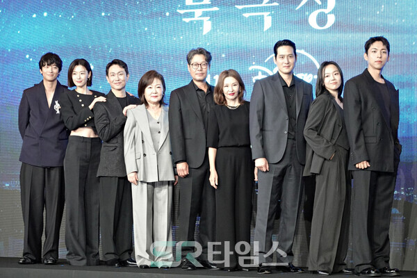 ▲'북극성' 제작발표회에 참석한 강동원, 전지현, 오정세, 김해숙, 유재명, 이미숙, 박해준, 이상희, 주종혁(사진 완쪽부터). ⓒ심우진 기자