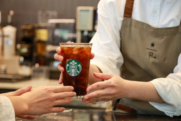 ▲스타벅스의 9월 1500만 버디 감사 이벤트가 성황리에 시작됐다. 스타벅스 코리아에 따르면 해당 이벤트를 시작한 지난 9월 1일부터 이틀간 ‘원 모어 커피’ 이용량이 전주 동요일 대비 50% 늘었다. ⓒ스타벅스