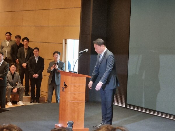 ▲최태원 SK그룹 회장이 5월 7일 서울 중구 SKT타워에서 열린 유심 정보 유출 관련 일일 브리핑에 참석, SK텔레콤에서 일어난 해킹 피해에 대해 사과하고 있다. ⓒ문재호 기자