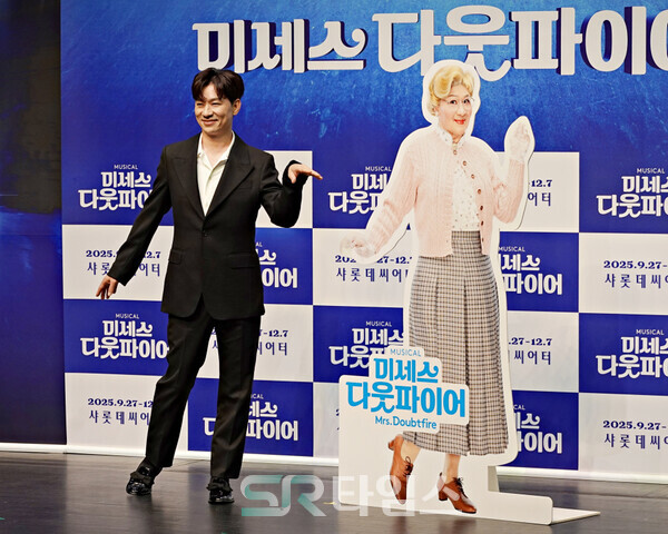 ▲뮤지컬 '미세스 다웃파이어' 제작발표회에 참석한 황정민, 김다현, 정상화, 김태희, 설가은, 린아, 정상훈, 이지훈(사진 왼쪽부터). ⓒ심우진 기자