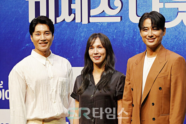 ▲뮤지컬 '미세스 다웃파이어' 제작발표회에 참석한 황정민, 김다현, 정상화, 김태희, 설가은, 린아, 정상훈, 이지훈(사진 왼쪽부터). ⓒ심우진 기자