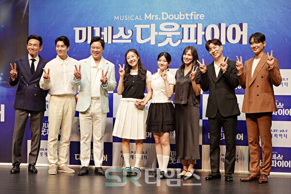 ▲뮤지컬 '미세스 다웃파이어' 제작발표회에 참석한 황정민, 김다현, 정상화, 김태희, 설가은, 린아, 정상훈, 이지훈(사진 왼쪽부터). ⓒ심우진 기자