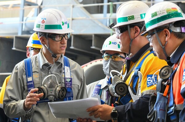 ▲HD현대 정기선 수석부회장이 4일(목) 전남 영암군에 위치한 HD현대삼호 조선소를 찾아 주요 생산 설비와 고위험 작업 현장을 점검했다 ⓒ  HD현대
