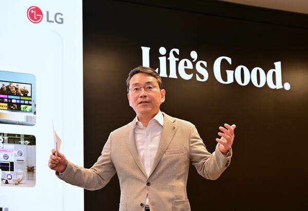 ▲조주완 LG전자 CEO가 지난 3월 25일 서울 여의도 LG트윈타워에서 열린 제23기 정기 주주총회에서 주주들에게 경영 성과와 중장기 사업 전략 방향을 설명하고 있다. ⓒLG전자