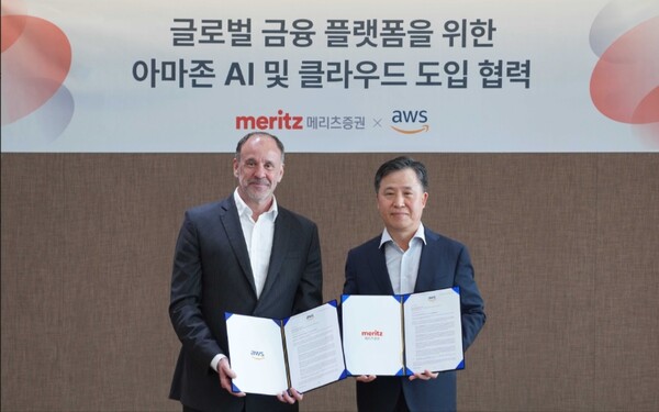 ▲AWS 하이메 발레스 아시아·태평양·일본 총괄 부사장(왼쪽)과 메리츠증권 장원재 대표이사(오른쪽)가 4일(목) 메리츠증권 본사에서 열린 협약식에서 기념사진을 촬영하고 있다 ⓒ 메리츠증권