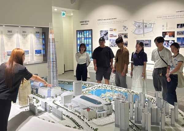 ▲일본 오사카경제대 학생들이 4일 잠실 롯데월드타워를 찾아 신격호 롯데 창업주의 기업가 정신을 배웠다. 신격호 기념관을 방문한 학생들이 롯데월드타워, 롯데월드 어드벤처 등 롯데를 상징하는 건물들에 대한 설명을 듣고 있다. ⓒ롯데