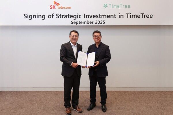 ▲투자 계약 및 전략적 파트너십 체결 후 유영상 SK텔레콤 CEO(왼쪽)와 박차진 타임트리 대표이사가 기념촬영을 진행하고 있다. ⓒSK텔레콤