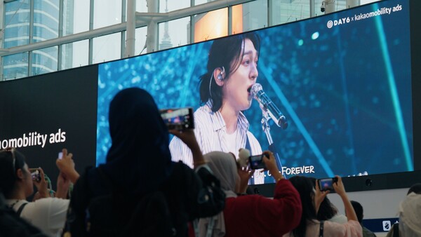 ▲카카오모빌리티가 운영 중인 KTX 서울역 초대형 융복합 안내 전광판 ‘서울 파노라마’에서 DAY6 10주년 기념 영상이 송출되고 있다. ⓒ카카오모빌리티