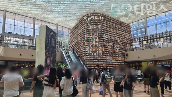 ▲지난 8월 24일 별마당 도서관을 찾은 방문객들. ⓒ박현주 기자