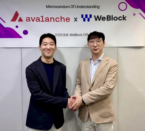 ▲저스틴 킴 아바랩스 아시아 사업총괄(왼쪽)과 위블록 이지수 대표가 MOU 맺고 있다. ⓒ위블록