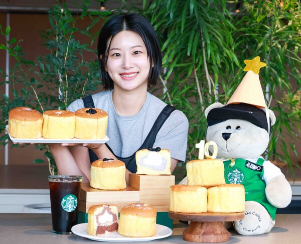 ▲스타벅스 코리아의 출시 10주년을 맞은 ‘부드러운 생크림 카스텔라’가 현재까지 누적 판매 5,000만개를 넘어서며 10년 연속 스타벅스 푸드 판매량 1위를 기록했다. ⓒ스타벅스