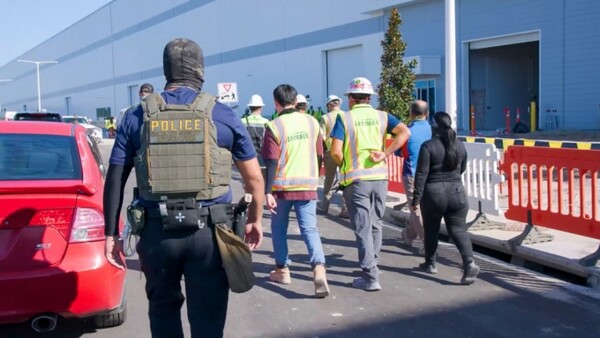 ▲미국 이민세관단속국(ICE)이 지난 4일(현지시간) 조지아주 현대자동차그룹-LG에너지솔루션 합작 배터리공장 건설현장의 한국인 직원들을 기습 단속·구금하는 모습. ⓒICE