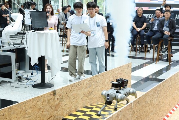 ▲경진대회 참가자들이 4족 로봇 보행 챌린지를 수행하고 있다. ⓒ포스코홀딩스