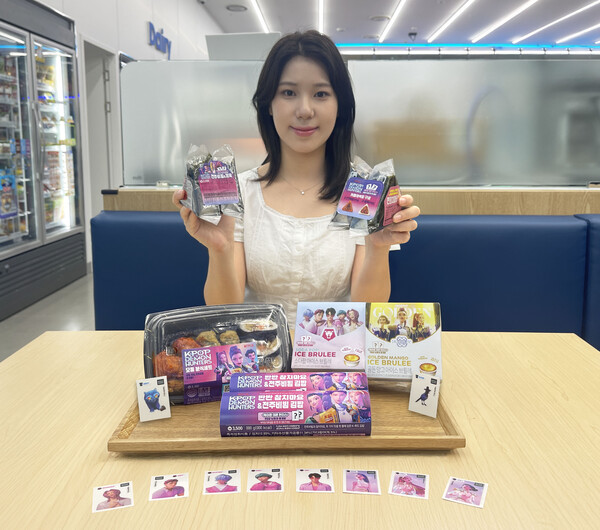 ▲GS25에서 모델이 ‘케이팝 데몬 헌터스’ 컬래버 상품과 씰(스티커)을 보여 주고 있다. ⓒGS리테일