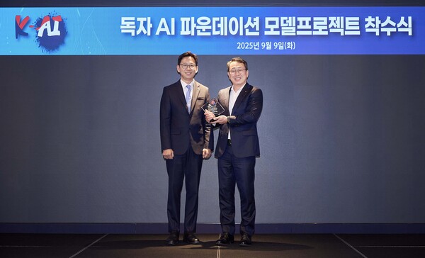 ▲배경훈 과학기술정보통신부 장관(왼쪽)이 유영상 SK텔레콤 최고경영자에게 ‘K-AI’ 앰블럼이 새겨진 상패를 수여하는 모습. ⓒSK텔레콤