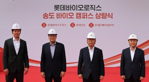 ▲(왼쪽부터) 신유열 롯데바이오로직스 글로벌전략실장 겸 롯데지주 미래성장실장, 박제임스 롯데바이오로직스 대표이사, 박현철 롯데건설 대표이사 부회장, 김진 롯데건설 CM사업본부 대표가 9일, 롯데바이오로직스 송도 바이오 캠퍼스 제1공장 상량식에서 사진을 찍고 있다. ⓒ롯데바이오로직스
