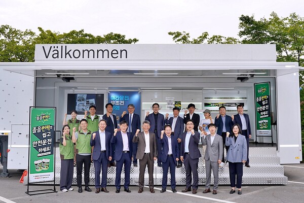 ▲의왕ICD 2터미널에서 열린 볼보트럭코리아 서비스캠프에서 관계자들이 안전운전·졸음운전 예방 캠페인을 진행하고 있다. ⓒ롯데웰푸드