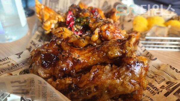 ▲bhc치킨이 맛초킹 출시 10주년을 맞았다. 숙성 간장·꿀을 넣어 만든 오리엔탈 블렌드 소스를 바른 맛초킹의 겉면이 윤이 나고 있다.ⓒ박현주 기자