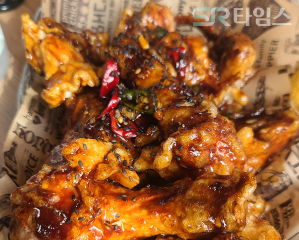 ▲홍고추·청양고추·흑임자·다진 마늘이 토핑된 맛초킹 근접샷. 이 같은 토핑이 '알싸한 맛'을 강화하고 있다. ⓒ박현주 기자