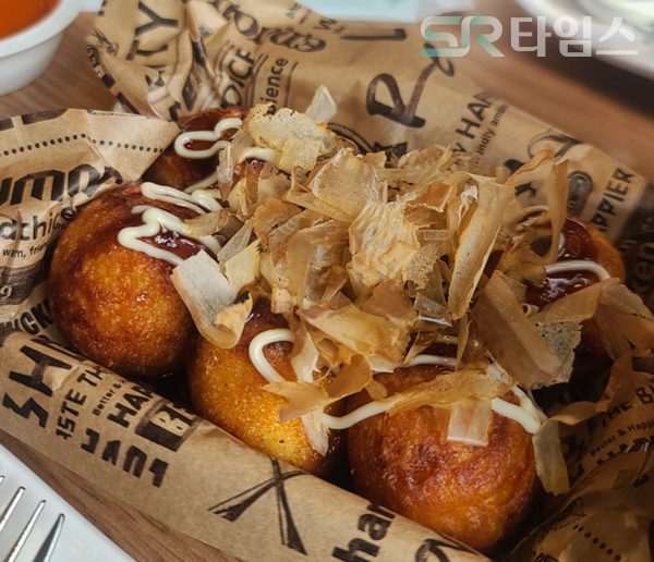 ▲맛초킹은 단일 치킨 제품만이 아니라 16가지 메뉴 라인업으로 확장했다. 사진은 '맛초타코야끼'의 모습. ⓒ박현주 기자