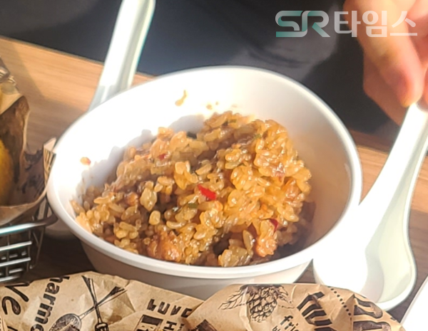 ▲맛초킹 라인업의 하나인 '맛초킹라이스'. 맛초킹의 짭조름한 맛이 볶음밥과 매우 잘 어울렸다. ⓒ박현주 기자