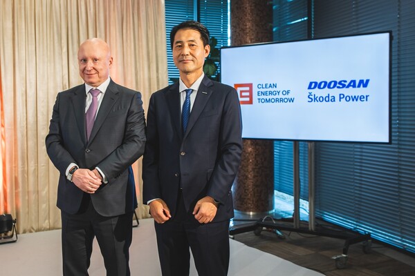 ▲지난 10일(현지시간) 체코 프라하 체코전력공사(CEZ) 본사에서 열린 테믈린 원전 1·2호기 발전기 교체 사업 계약 체결식에 참석한 다니엘 베네쉬 CEZ 최고경영자(CEO)와 손승우 두산에너빌리티 파워서비스 BG장이 기념사진을 촬영하고 있다. ⓒ두산에너빌리티