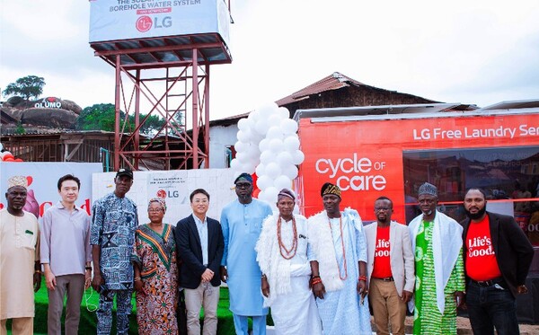 ▲LG전자가 최근 나이지리아 아베오쿠타에 별도의 전력 공급원 없이 태양광만으로 24시간 깨끗한 물을 공급하는 식수 시설과 이동식 무료 세탁방을 지원했다. ⓒLG전자