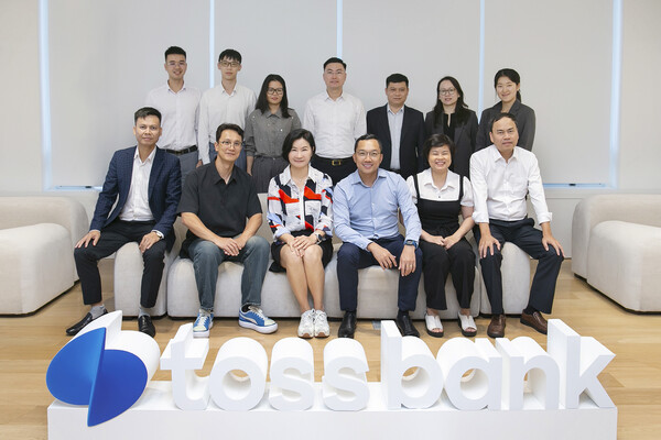 ▲토스뱅크와 베트남 최고인민검찰원 관계자들이 지난 10일 서울 강남구 토스뱅크 사옥에서 만남을 가졌다. 이정하 토스뱅크 최고정보보호책임자(앞줄 왼쪽 2번째), 이은미 토스뱅크 대표(앞줄 왼쪽 3번째), 황 민 띠엔 베트님 최고인민검찰원 디지털전환국장(앞줄 왼쪽 4번째). ⓒ토스뱅크