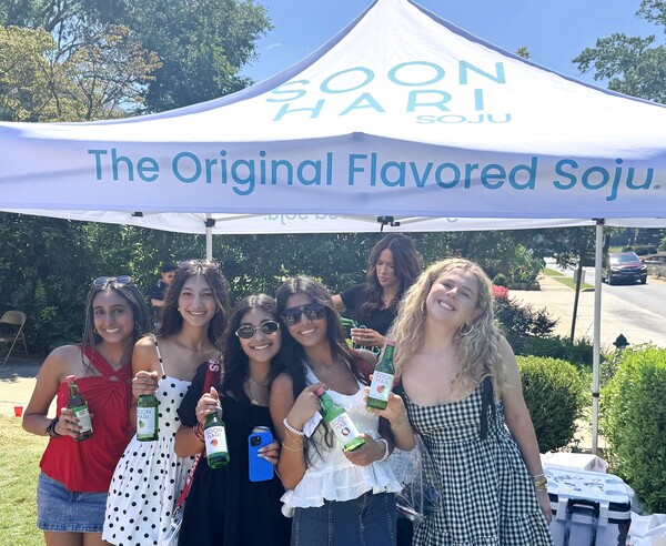 ▲롯데칠성음료가 미국에서 과일소주 순하리를 알리는 마케팅 활동을 펼치고 있다. ⓒ롯데칠성음료