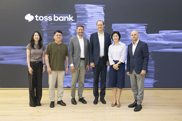 ▲지난 11일 리투아니아 중앙은행 등 경제사절단이 서울 강남구 토스뱅크 사옥 1층 '토스뱅크 라운지'를 방문해 토스뱅크 관계자들과 사진을 찍고 있다. 박진현 토스뱅크 최고전략책임자(왼쪽 2번째), 마리우스 스코디스 리투아니아 중앙은행 이사회 위원(왼쪽 4번째), 이은미 토스뱅크 대표(왼쪽 5번째). ⓒ토스뱅크