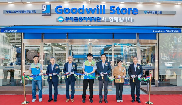 ▲우리금융미래재단은 지난 11일 밀알복지재단과 함께 발달장애인의 자립을 돕는 ‘굿윌스토어 밀알청주상당점’을 개점했다. (사진 왼쪽부터) 굿윌스토어 밀알청주상당점 김승배 원장, 한국굿윌산업협회 유영균 대표, 밀알복지재단 굿윌부문 한상욱 부문장, 굿윌스토어 밀알청주상당점 이용훈 사원, 우리금융미래재단 장광익 사무국장, 청주복지재단 최은희 상임이사, 우리은행 청주금융센터 이왕재 센터장이 기념촬영을 하고 있다. ⓒ우리금융