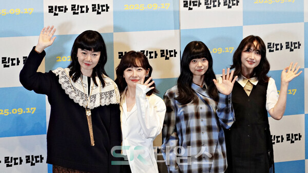 ▲'린다 린다 린다' 기자간담회에 참석한 배두나, 마에다 아키, 세키네 시오리, 카시이 유우(사진 왼쪽부터). ⓒ심우진 기자