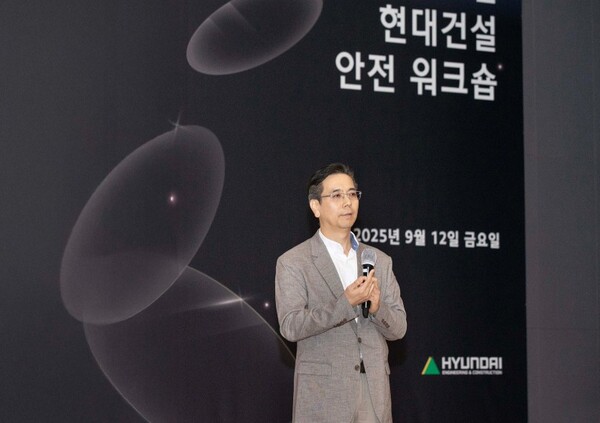 ▲이한우 현대건설 대표이사가 12일 서울시 종로구에 위치한 계동 본사 대강당에서 ‘2025 현대건설 안전 워크숍’에서 인사말을 하고 있다. ⓒ현대건설