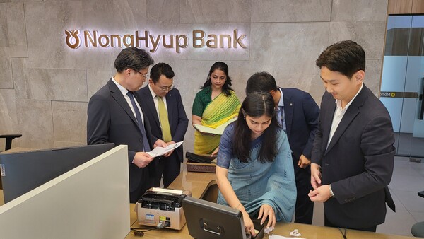 ▲이청훈 농협은행 글로벌사업부문 부행장이 인도 노이다 지점을 방문해 직접 시재검사를 하고 있다. ⓒ농협은행