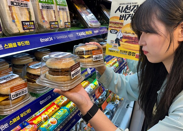 ▲이마트24, 신세계푸드 노하우 담은 프리미엄버거 2종 출시. ⓒ이마트24