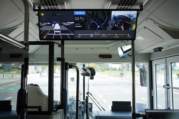 ▲자율주행 상태를 실시간으로 표시하는 버스 내부 모니터 화면. ⓒ라이드플럭스