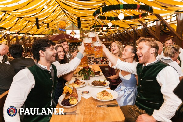 ▲하이트진로가 독일 맥주 축제 옥토버페스트만을 위해 연 1회 한정된 양만 생산하는 ‘파울라너 옥토버페스트’를 국내 독점 출시한다. ⓒ하이트진로