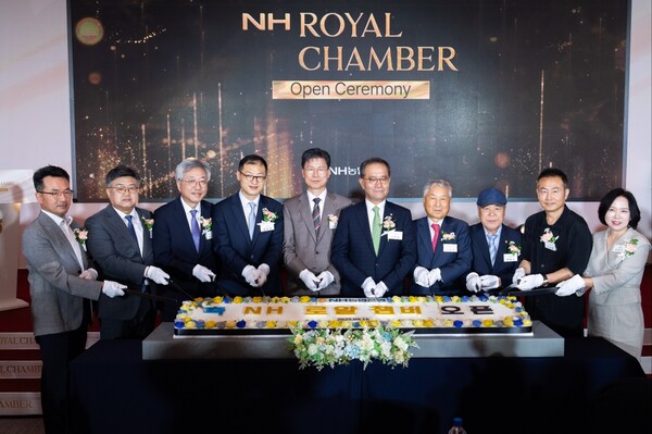 ▲16일 농협은행 본점에서 열린 'NH로얄챔버' 오픈식에서 주요 내빈들이 케이크 커팅식을 하고 있다. (왼쪽 세 번째부터 임정묵 서울대 교수회장, 김상욱 국회의원, 강태영 농협은행장, 이찬우 농협금융지주회장) ⓒ농협은행