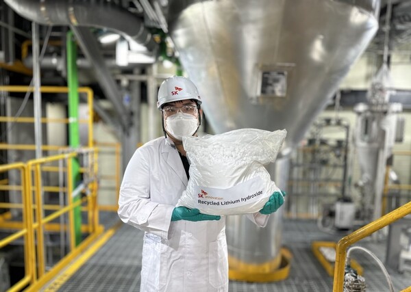 ▲SK이노베이션의 배터리 재활용 기술을 통해 회수한 수산화리튬 ⓒSK이노