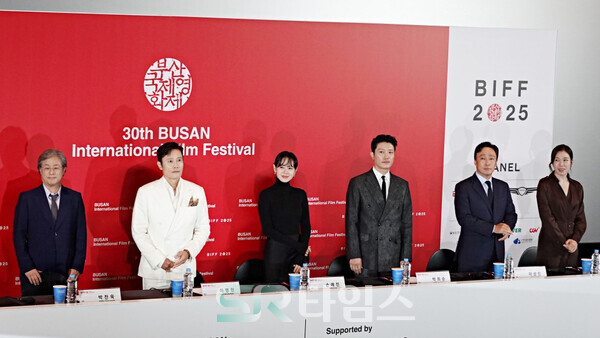 ▲제30회 부산국제영화제 개막작 '어쩔수가없다' 기자회견에 참석한 박찬욱 감독, 이병헌, 손예진, 박희순, 이성민, 염혜란(사진 왼쪽부터). ⓒ심우진 기자