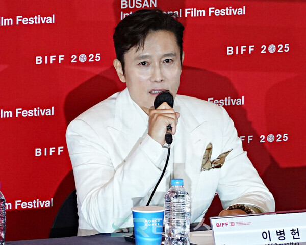 ▲제30회 부산국제영화제 개막작 '어쩔수가없다' 기자회견에 참석한 이병헌. ⓒ심우진 기자