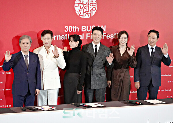 ▲제30회 부산국제영화제 개막작 '어쩔수가없다' 기자회견에 참석한 박찬욱 감독, 이병헌, 손예진, 박희순, 이성민, 염혜란(사진 왼쪽부터). ⓒ심우진 기자