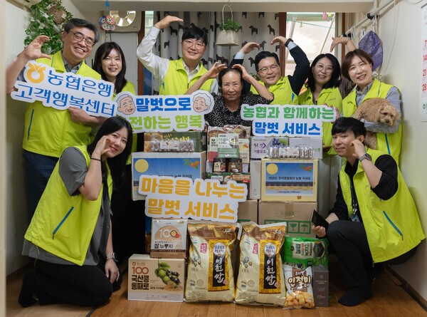 ▲18일 박내춘 농협은행 부행장(윗줄 왼쪽 세번째) 및 고객행복센터 임직원들이 말벗 어르신 댁을 찾아 기념촬영을 하고 있다. ⓒ농협은행