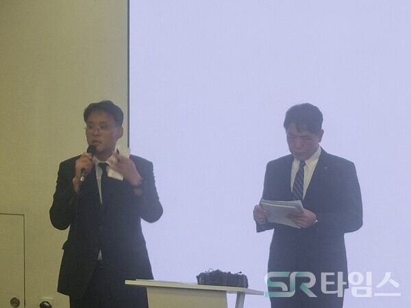 ▲(왼쪽부터) 김영걸 KT 서비스프로덕트 본부장과 구재형 KT 네트워크기술본부장이 18일 서울 종로구 KT광화문빌딩에서 열린 KT 소액결제 피해 관련 대응 현황에서 질의응답을 하고 있다. ⓒ문재호 기자